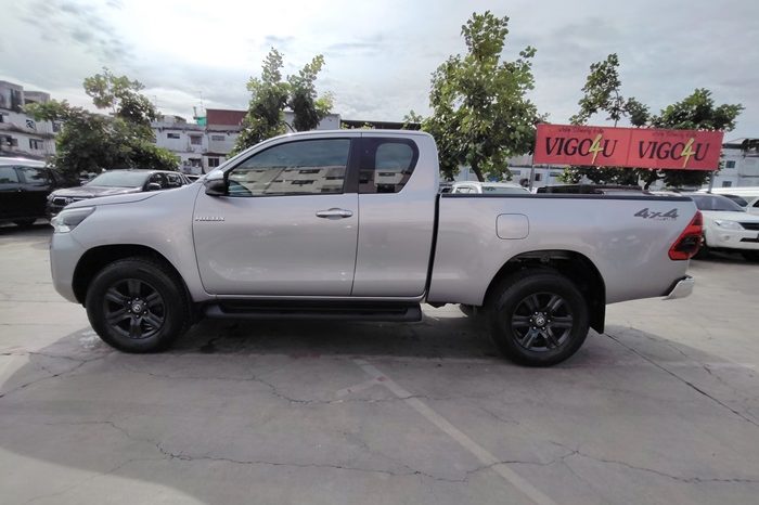 REVO 4WD 2020 2.4MID MT SMART CAB SILVER  8084 full