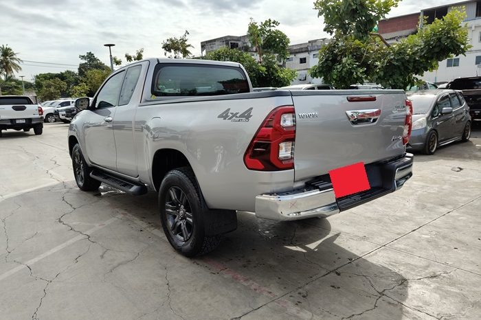 REVO 4WD 2020 2.4MID MT SMART CAB SILVER  8084 full