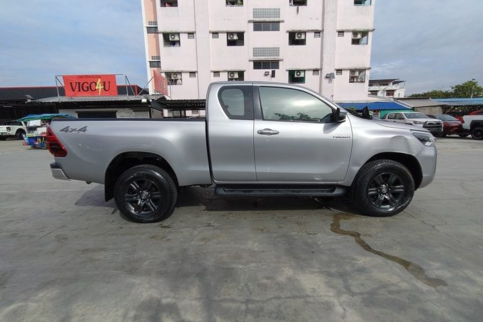 REVO 4WD 2020 2.4MID MT SMART CAB SILVER  8084 full