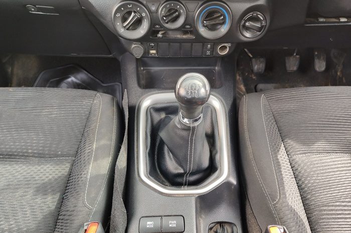 REVO 4WD 2020 2.4MID MT SMART CAB SILVER  8084 full