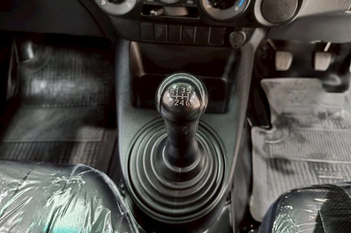 REVO 2WD 2020 2.4J MT STANDARD WHITE  1837 full