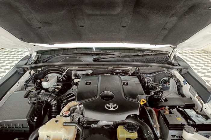 REVO 2WD 2020 2.4J MT STANDARD WHITE  1837 full