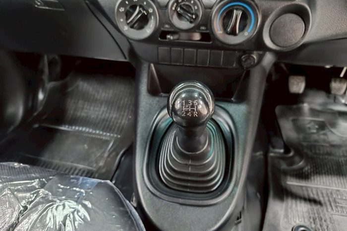 REVO 2WD 2019 2.4J MT STANDARD WHITE  2962 full