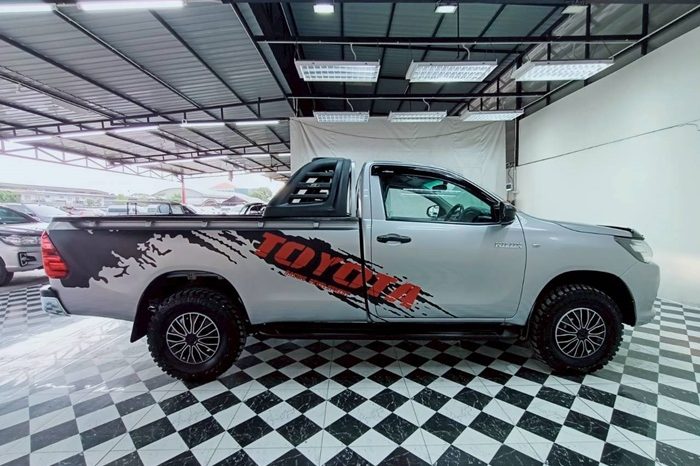 REVO 2WD 2018 2.4J MT STANDARD SILVER  32 full