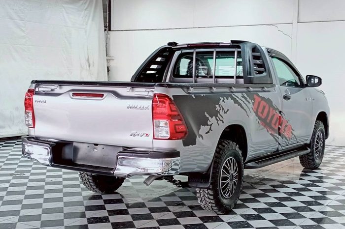 REVO 2WD 2018 2.4J MT STANDARD SILVER  32 full