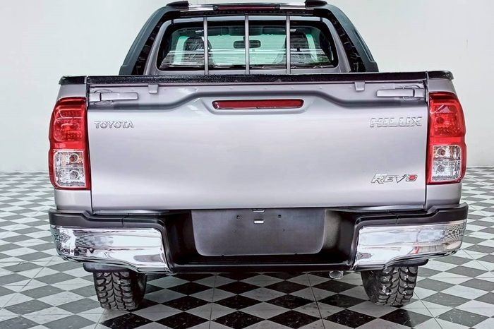 REVO 2WD 2018 2.4J MT STANDARD SILVER  32 full