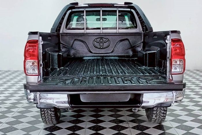 REVO 2WD 2018 2.4J MT STANDARD SILVER  32 full