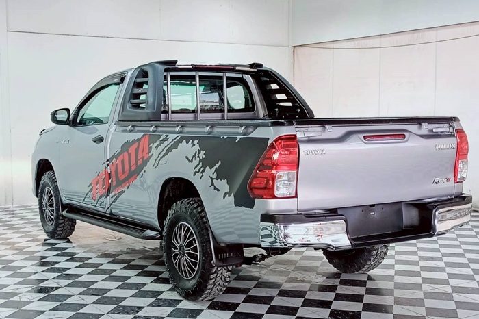 REVO 2WD 2018 2.4J MT STANDARD SILVER  32 full