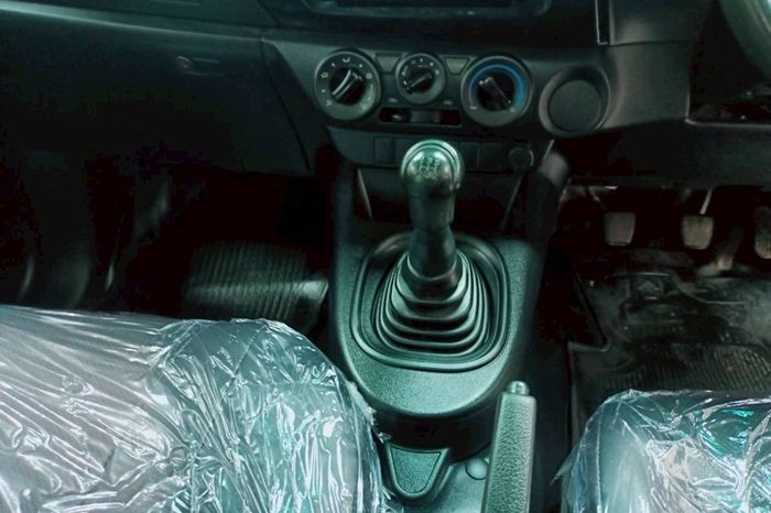 REVO 2WD 2018 2.4J MT STANDARD SILVER  32 full