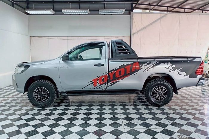 REVO 2WD 2018 2.4J MT STANDARD SILVER  32 full