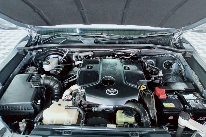 REVO 2WD 2018 2.4J MT STANDARD SILVER  32 full