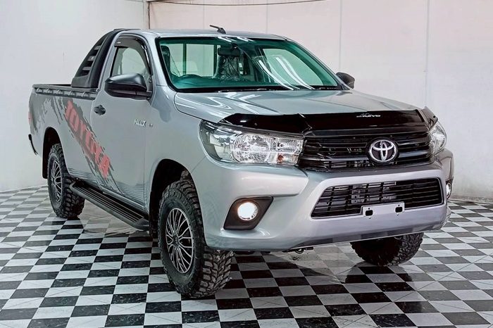 REVO 2WD 2018 2.4J MT STANDARD SILVER  32 full