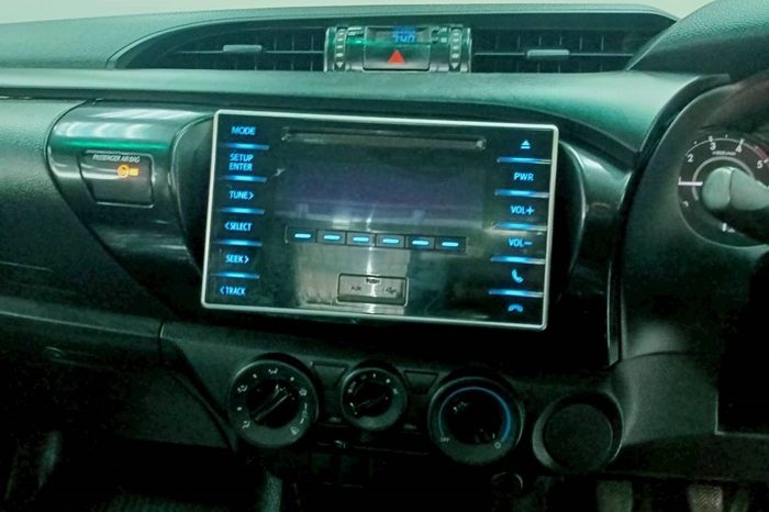 REVO 2WD 2018 2.4J MT STANDARD SILVER  32 full