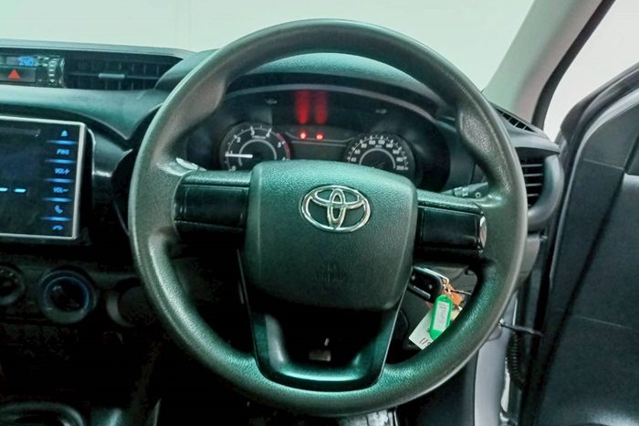 REVO 2WD 2018 2.4J MT STANDARD SILVER  32 full