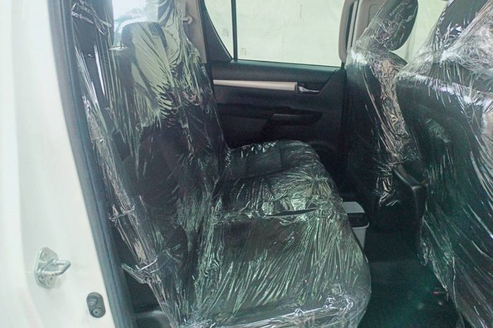 REVO PRE 2019 2.4E AT DOUBLE CAB WHITE  8701 full