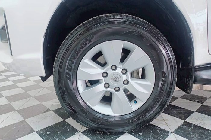 REVO PRE 2019 2.4E AT DOUBLE CAB WHITE  8701 full