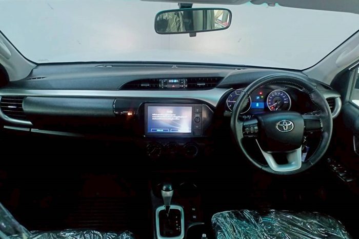 REVO PRE 2019 2.4E AT DOUBLE CAB WHITE  8701 full