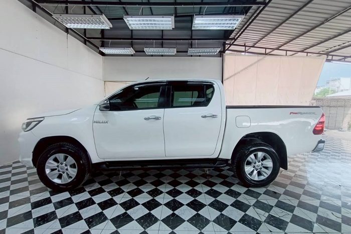 REVO PRE 2019 2.4E AT DOUBLE CAB WHITE  8701 full
