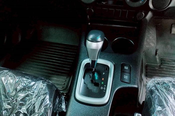 REVO PRE 2019 2.4E AT DOUBLE CAB WHITE  8701 full