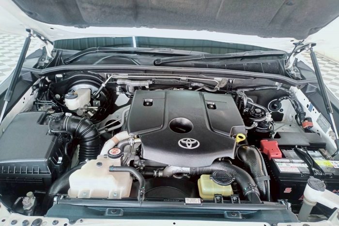 REVO PRE 2019 2.4E AT DOUBLE CAB WHITE  8701 full