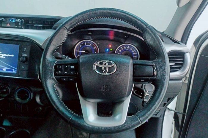 REVO PRE 2019 2.4E AT DOUBLE CAB WHITE  8701 full