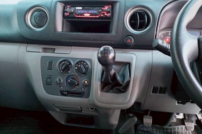 NISSAN 2020 2WD 2.5 MT COMMUTER SILVER  8823 full