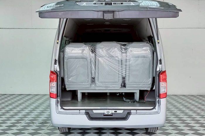 NISSAN 2020 2WD 2.5 MT COMMUTER SILVER  8823 full