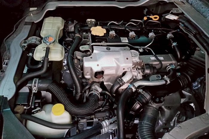 NISSAN 2020 2WD 2.5 MT COMMUTER SILVER  8823 full