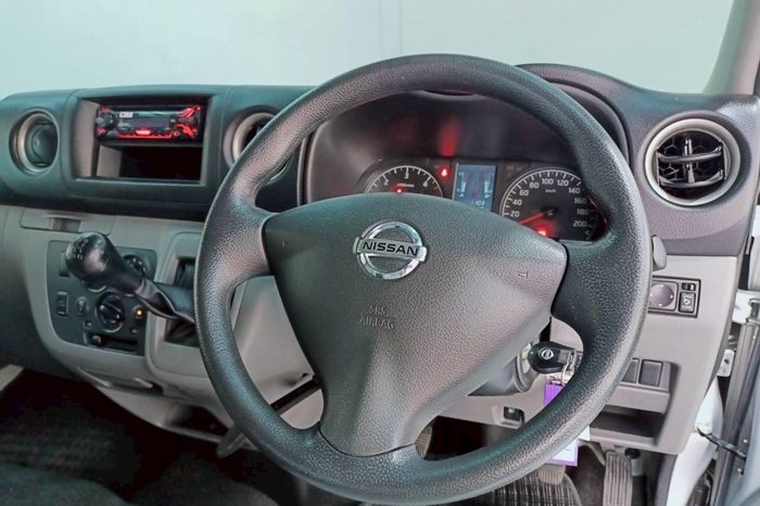 NISSAN 2020 2WD 2.5 MT COMMUTER SILVER  8823 full