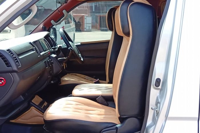 TOYOTA 2WD 2019 3.0 MT COMMUTER SILVER  9014 full