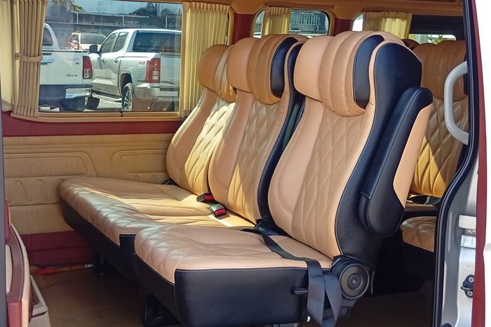 TOYOTA 2WD 2019 3.0 MT COMMUTER SILVER  9014 full