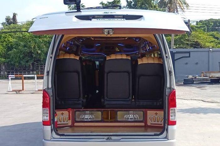 TOYOTA 2WD 2019 3.0 MT COMMUTER SILVER  9014 full