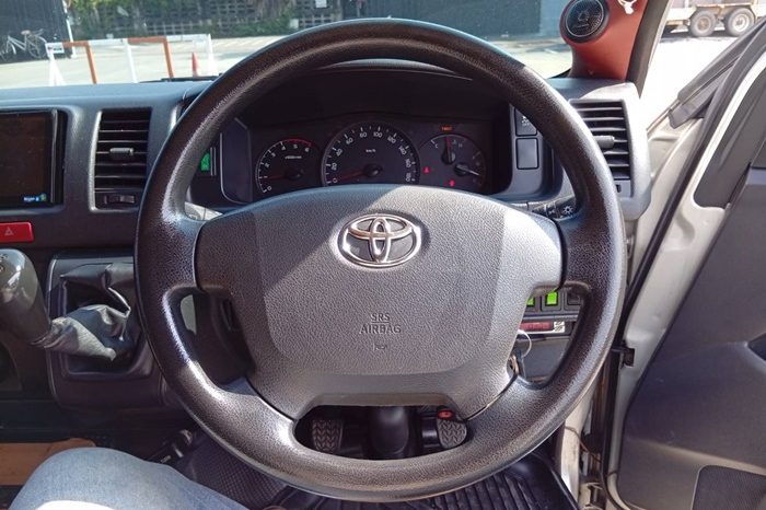 TOYOTA 2WD 2019 3.0 MT COMMUTER SILVER  9014 full