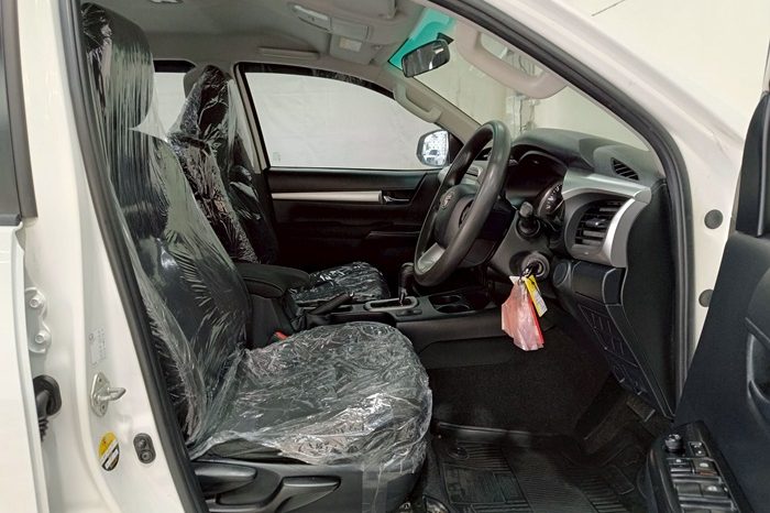 REVO PRE 2021 2.4 ENTRY AT DOUBLE CAB WHITE  4087 full