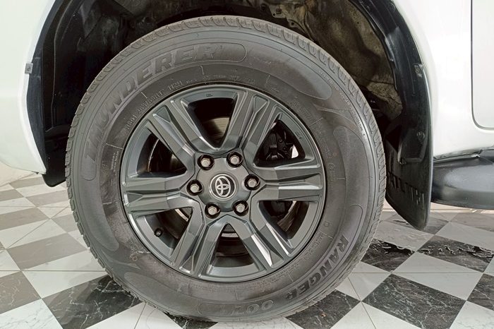 REVO PRE 2021 2.4 ENTRY AT DOUBLE CAB WHITE  4087 full