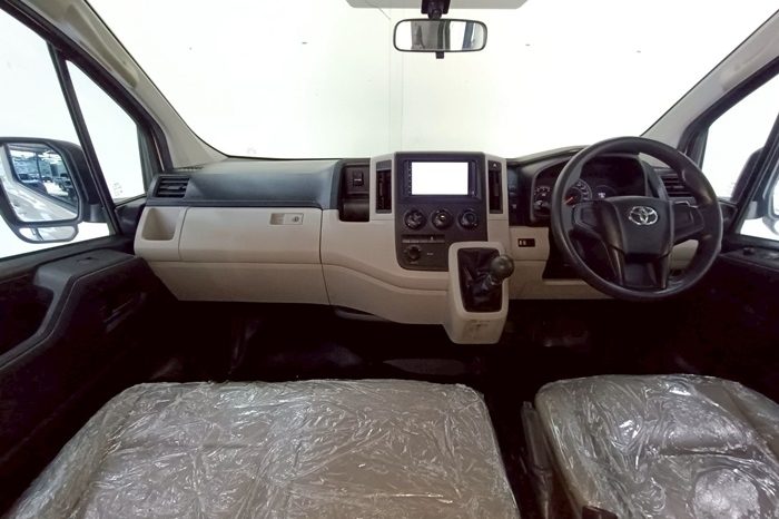 TOYOTA 2019 2WD 2.8 MT COMMUTER WHITE  5870 full