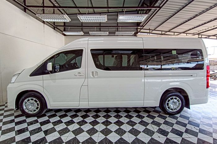 TOYOTA 2019 2WD 2.8 MT COMMUTER WHITE  5870 full