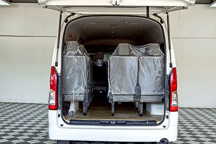 TOYOTA 2019 2WD 2.8 MT COMMUTER WHITE  5870 full