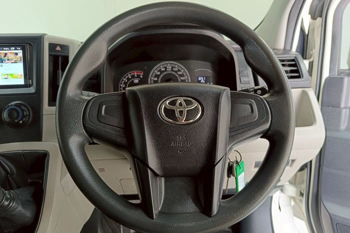 TOYOTA 2019 2WD 2.8 MT COMMUTER WHITE  5870 full