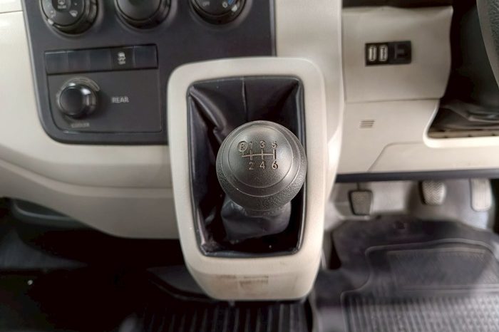 TOYOTA 2019 2WD 2.8 MT COMMUTER WHITE  5870 full