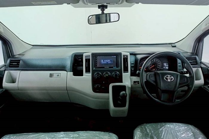 TOYOTA 2019 2WD 2.8 MT COMMUTER WHITE  5871 full