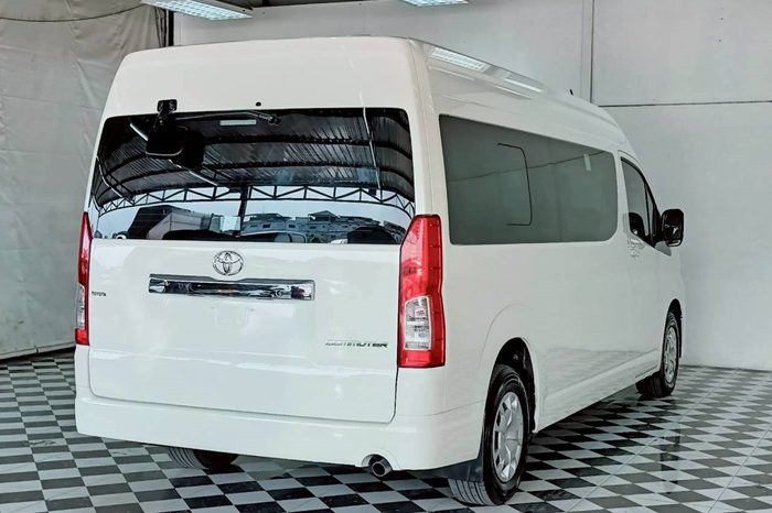 TOYOTA 2019 2WD 2.8 MT COMMUTER WHITE  5871 full