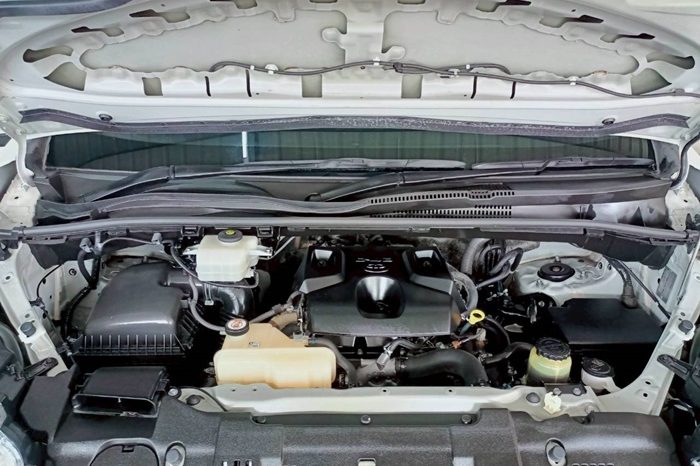 TOYOTA 2019 2WD 2.8 MT COMMUTER WHITE  5871 full