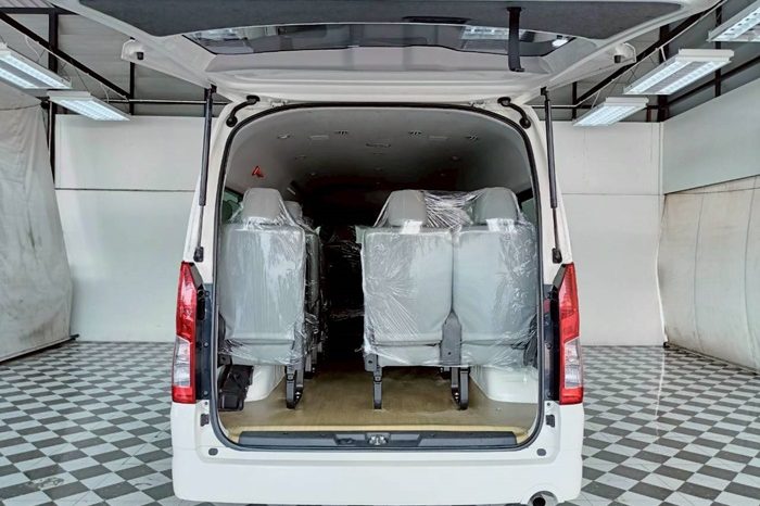 TOYOTA 2019 2WD 2.8 MT COMMUTER WHITE  5871 full