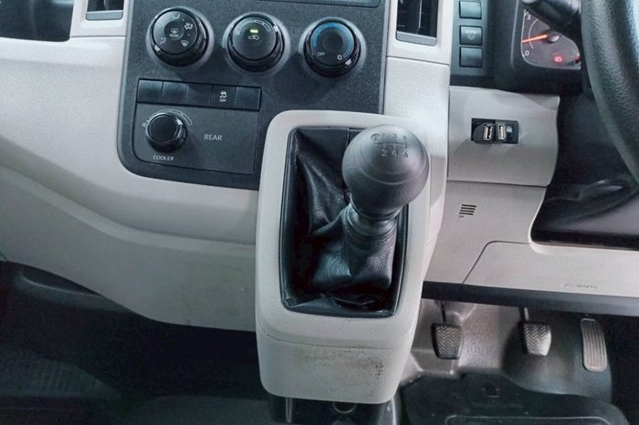 TOYOTA 2019 2WD 2.8 MT COMMUTER WHITE  5871 full