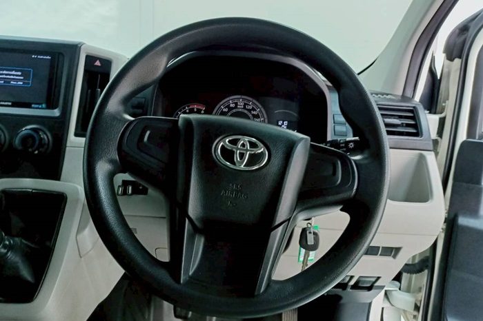 TOYOTA 2019 2WD 2.8 MT COMMUTER WHITE  5871 full