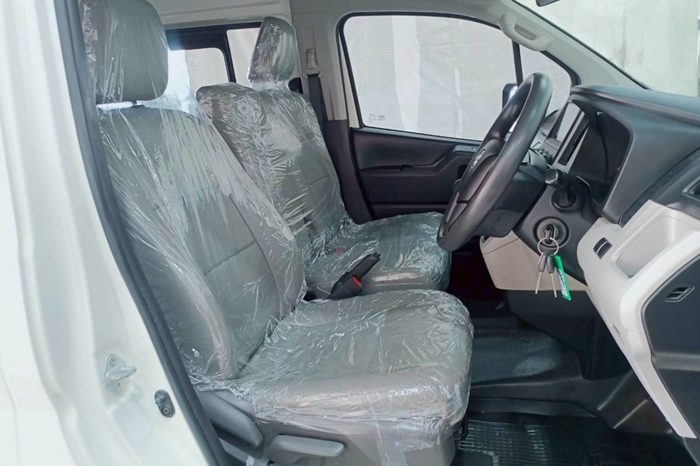 TOYOTA 2019 2WD 2.8 MT COMMUTER WHITE  5871 full