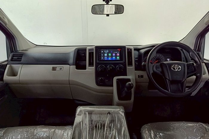 TOYOTA 2019 2WD 2.8 MT COMMUTER WHITE  5872 full