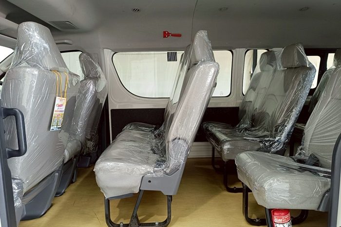 TOYOTA 2019 2WD 2.8 MT COMMUTER WHITE  5872 full