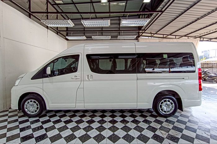 TOYOTA 2019 2WD 2.8 MT COMMUTER WHITE  5872 full